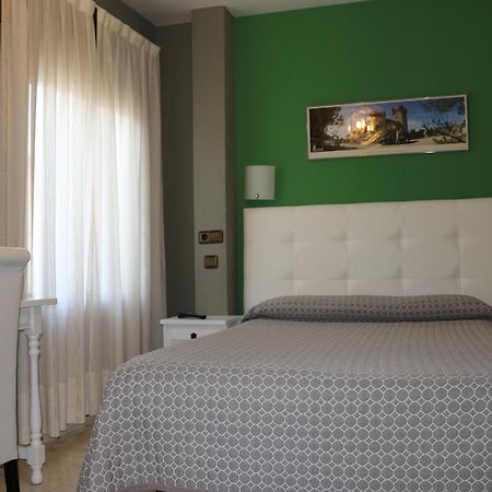 סגוביה Hostal Don Jaime II מראה חיצוני תמונה