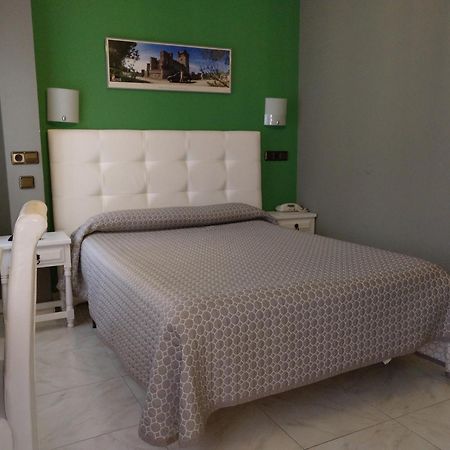 סגוביה Hostal Don Jaime II מראה חיצוני תמונה