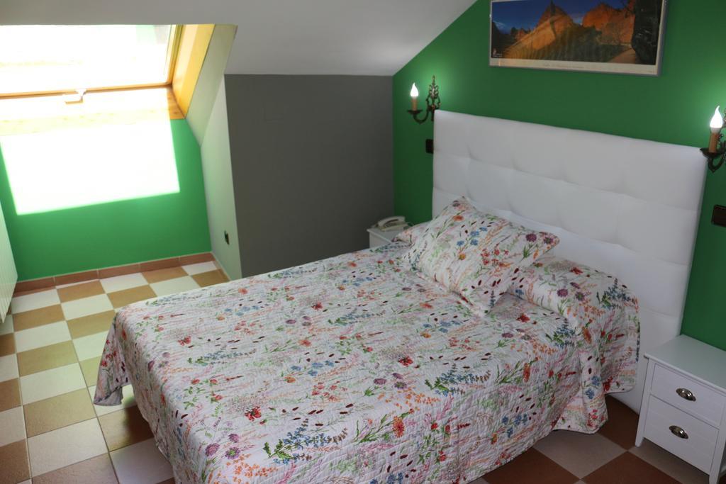 סגוביה Hostal Don Jaime II מראה חיצוני תמונה
