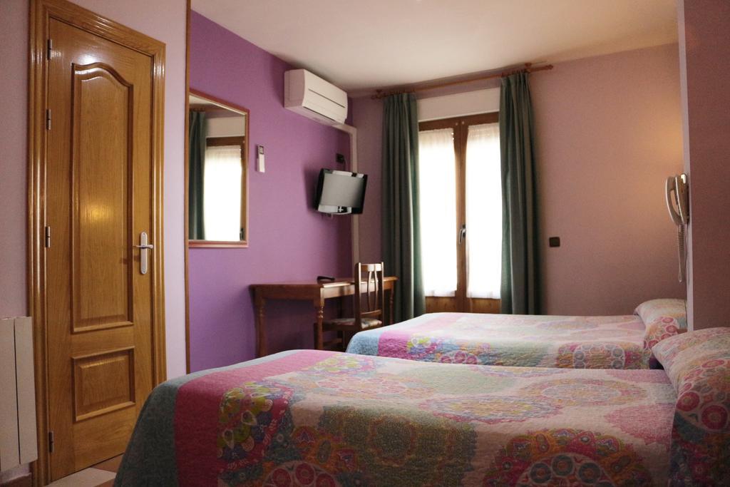 סגוביה Hostal Don Jaime II מראה חיצוני תמונה