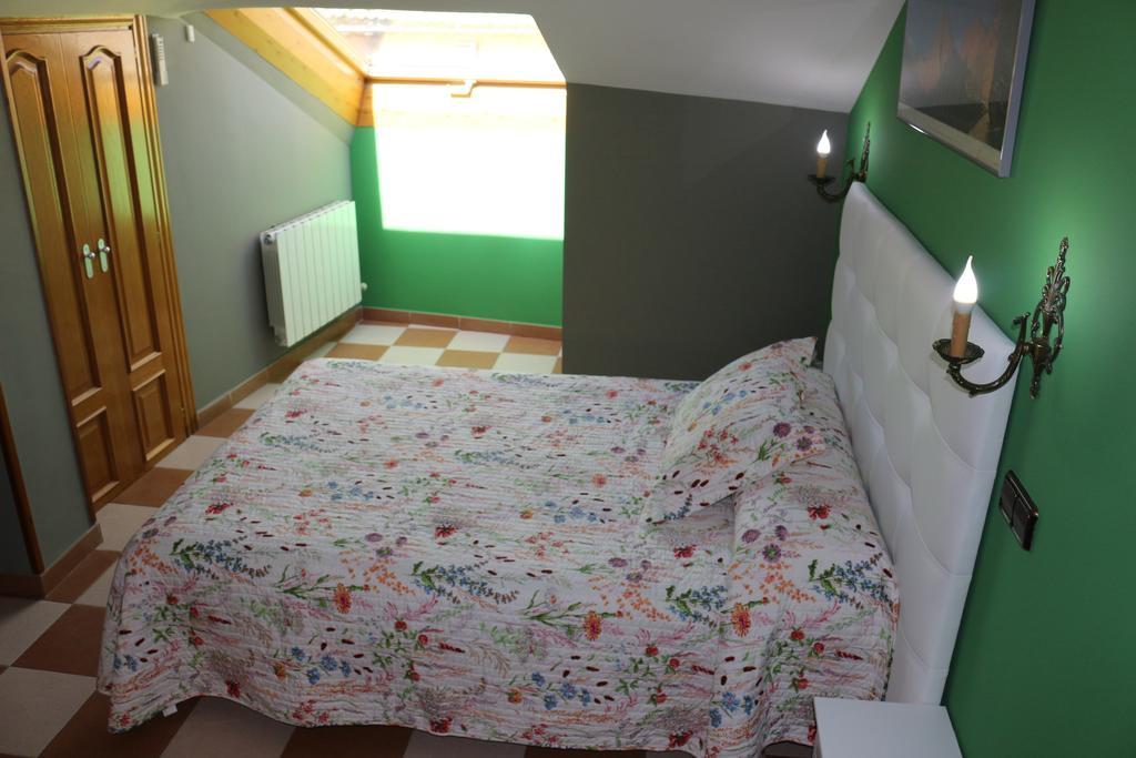 סגוביה Hostal Don Jaime II מראה חיצוני תמונה