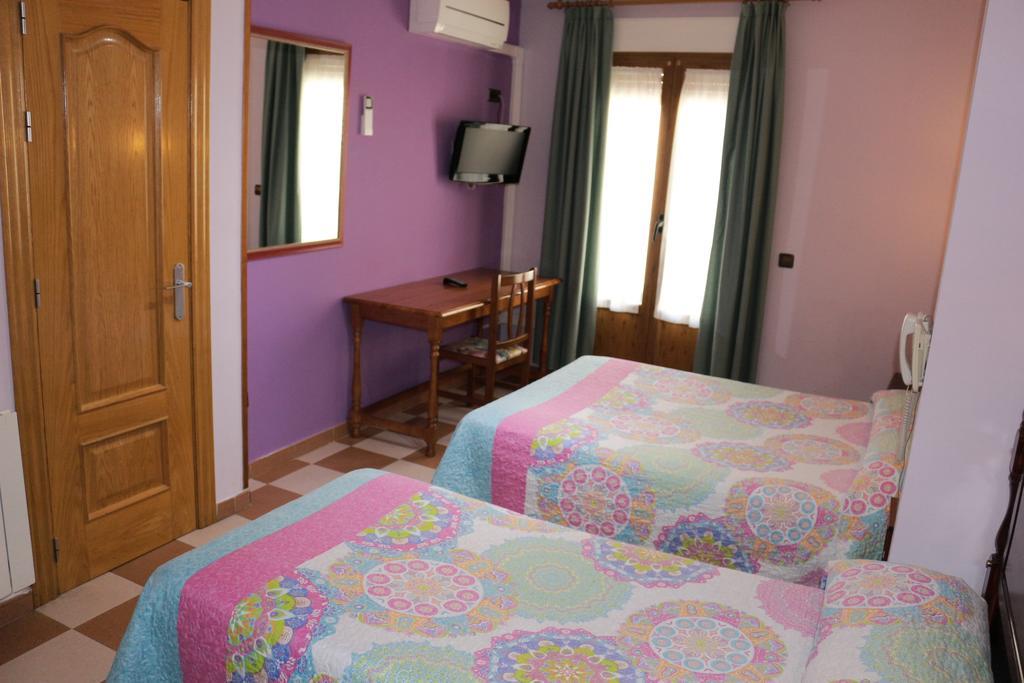 סגוביה Hostal Don Jaime II מראה חיצוני תמונה