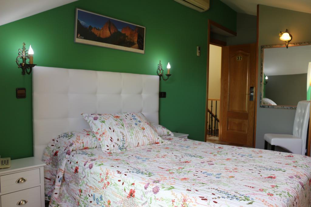 סגוביה Hostal Don Jaime II מראה חיצוני תמונה