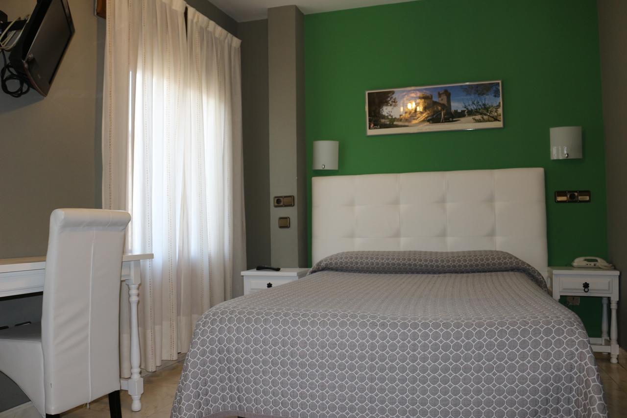 סגוביה Hostal Don Jaime II מראה חיצוני תמונה