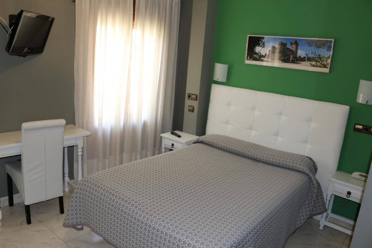 סגוביה Hostal Don Jaime II מראה חיצוני תמונה