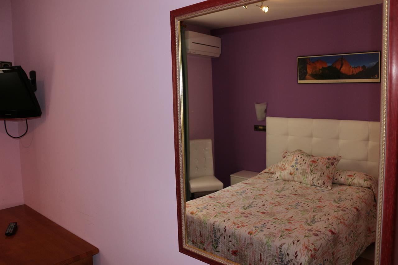 סגוביה Hostal Don Jaime II מראה חיצוני תמונה