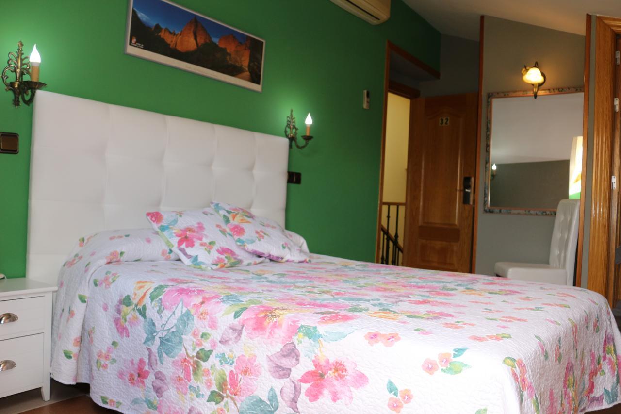 סגוביה Hostal Don Jaime II מראה חיצוני תמונה