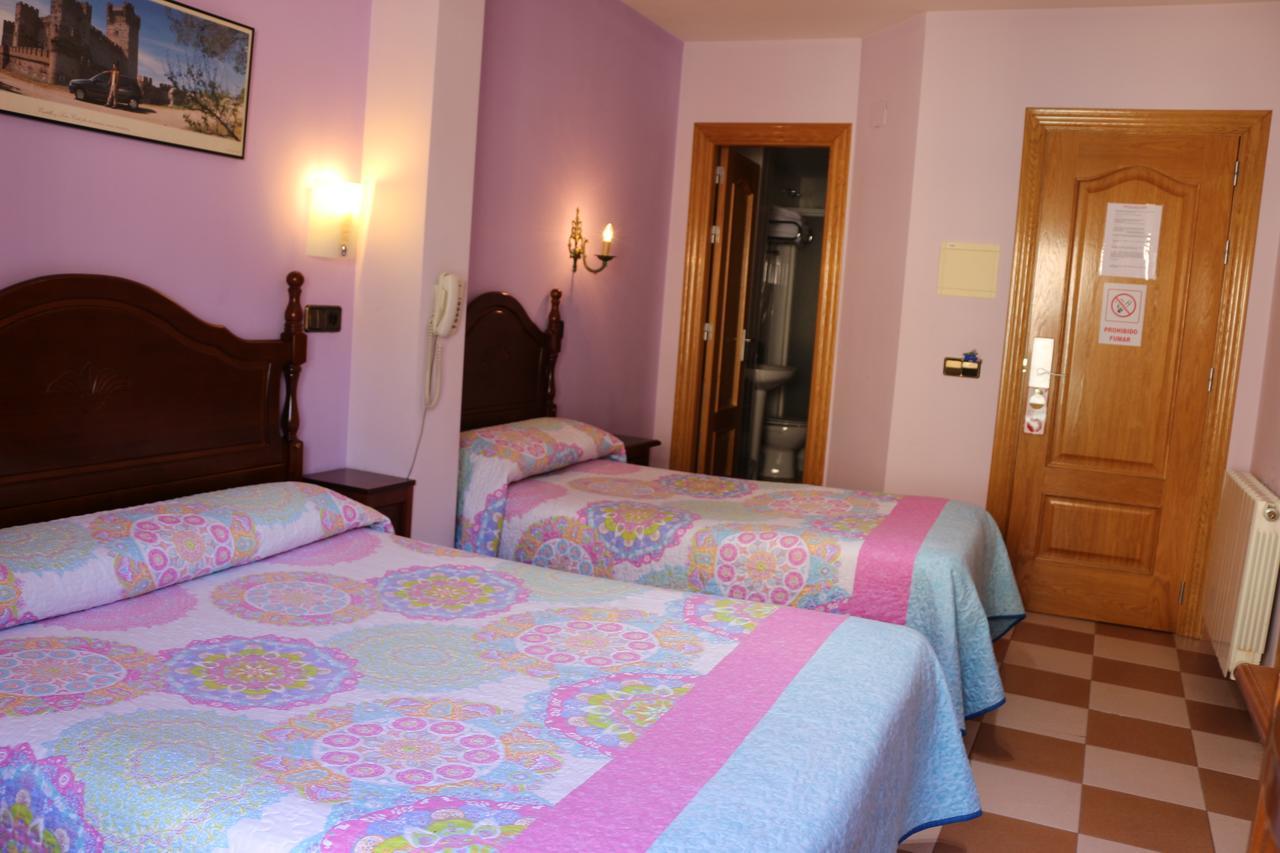 סגוביה Hostal Don Jaime II מראה חיצוני תמונה