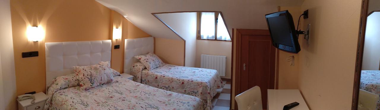 סגוביה Hostal Don Jaime II מראה חיצוני תמונה