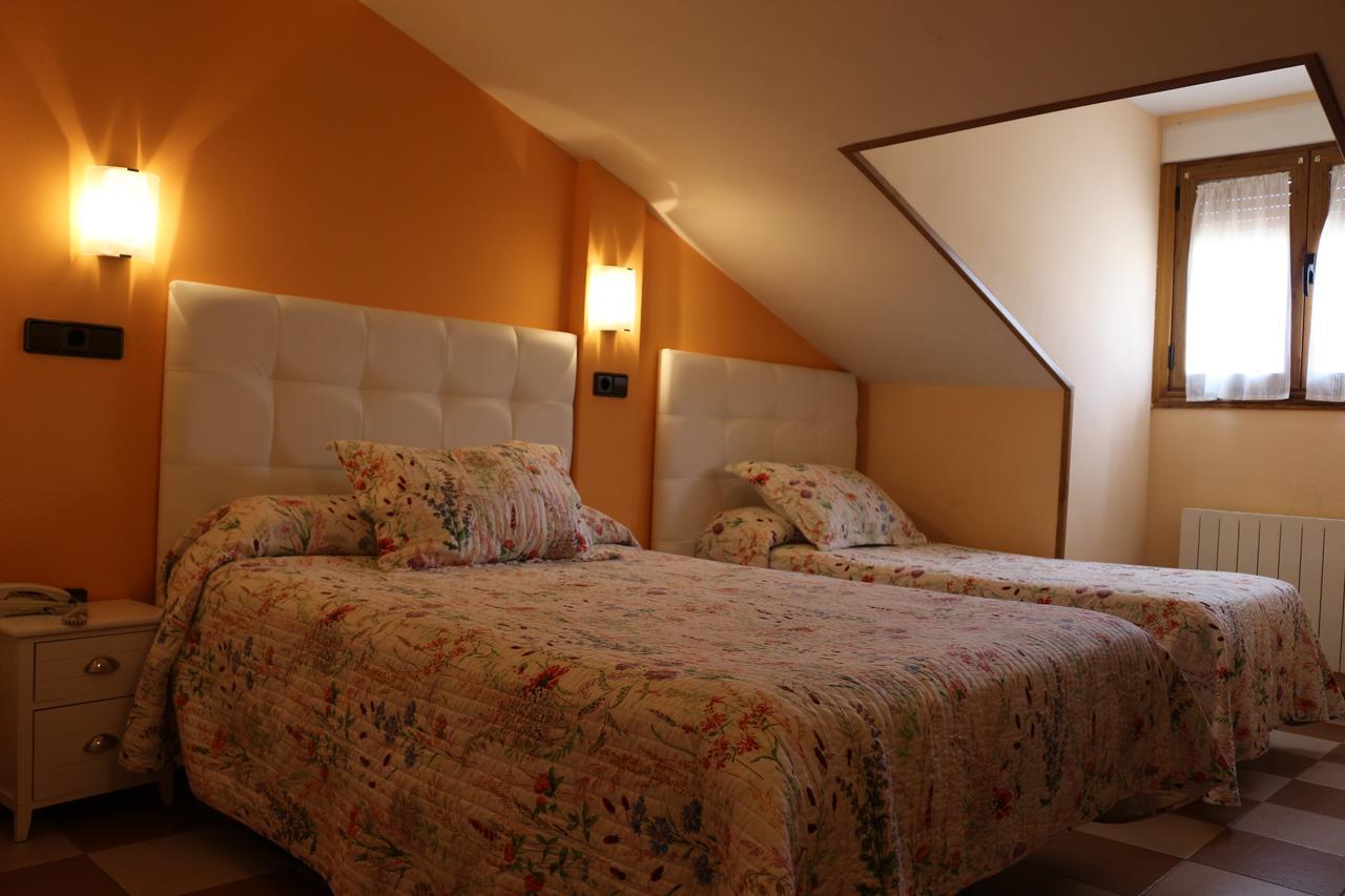 סגוביה Hostal Don Jaime II מראה חיצוני תמונה