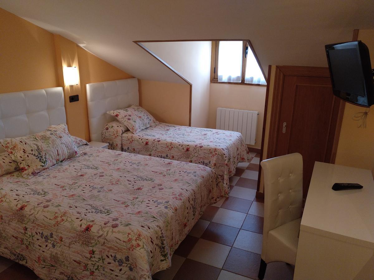 סגוביה Hostal Don Jaime II מראה חיצוני תמונה