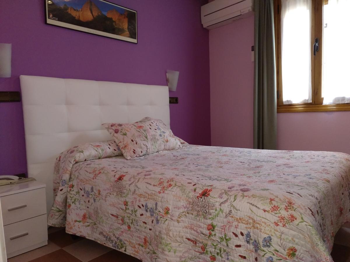 סגוביה Hostal Don Jaime II מראה חיצוני תמונה