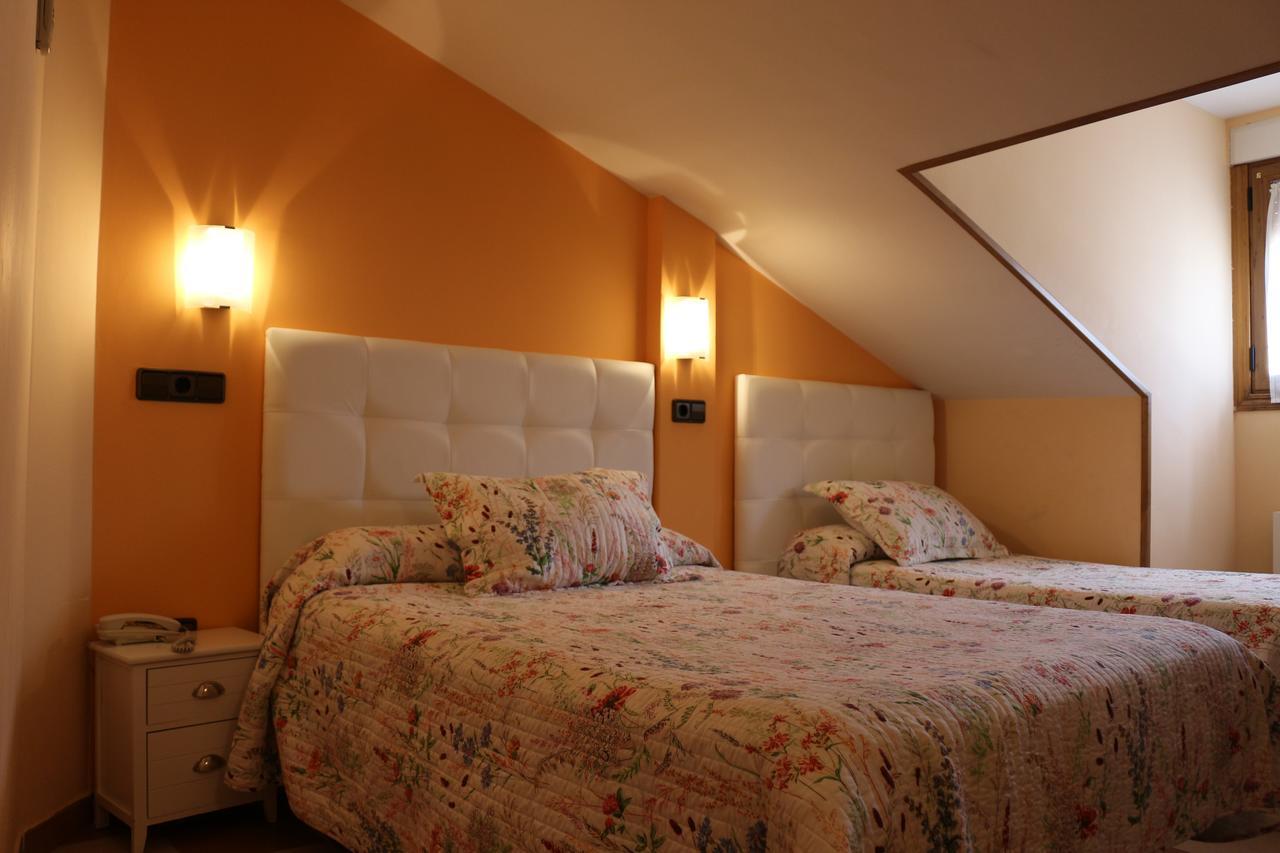 סגוביה Hostal Don Jaime II מראה חיצוני תמונה