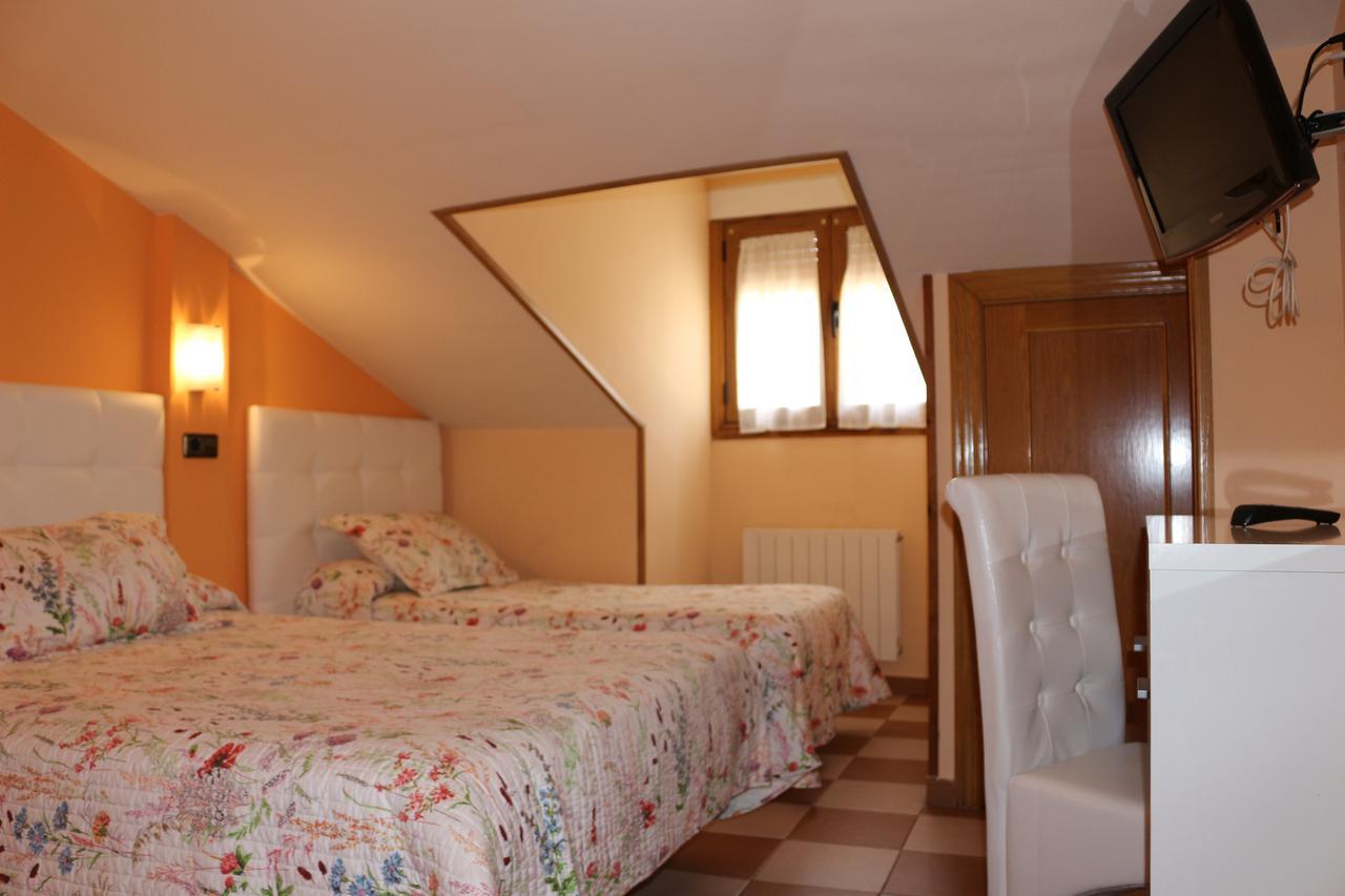סגוביה Hostal Don Jaime II מראה חיצוני תמונה