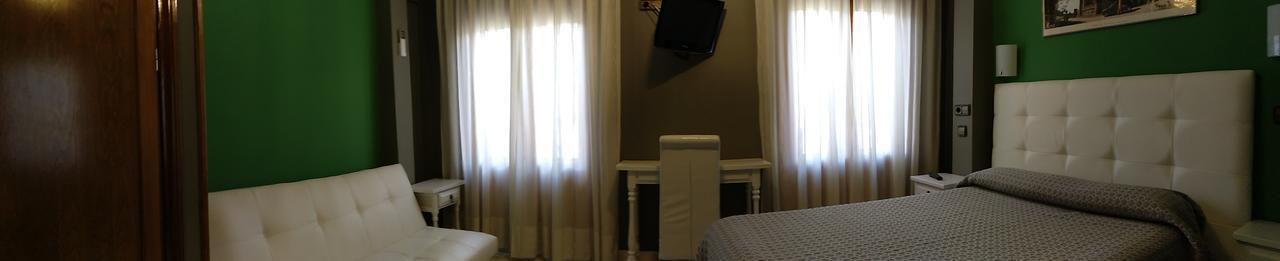 סגוביה Hostal Don Jaime II מראה חיצוני תמונה