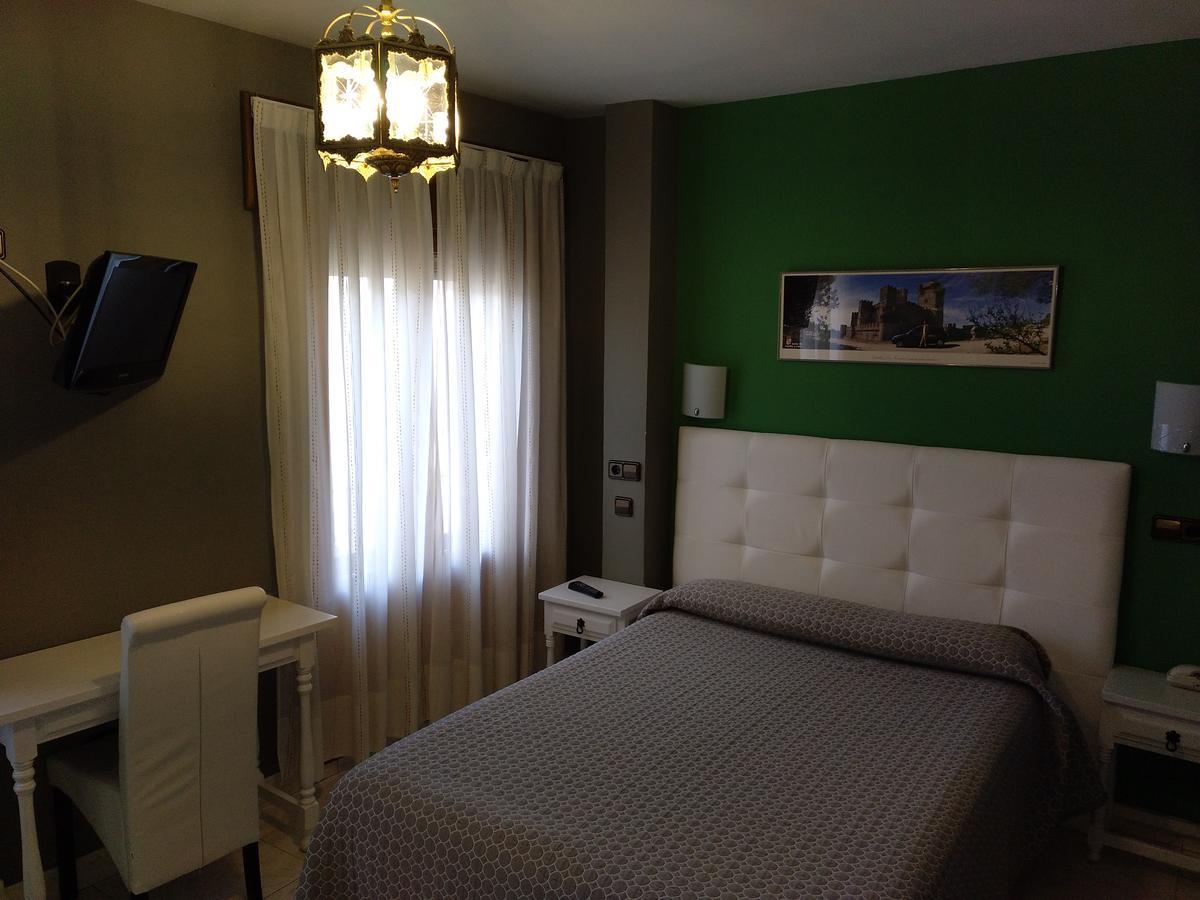 סגוביה Hostal Don Jaime II מראה חיצוני תמונה