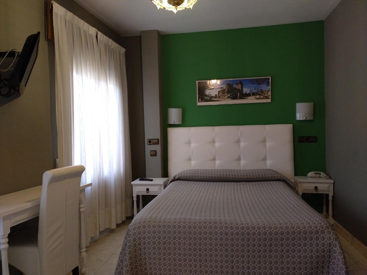 סגוביה Hostal Don Jaime II מראה חיצוני תמונה