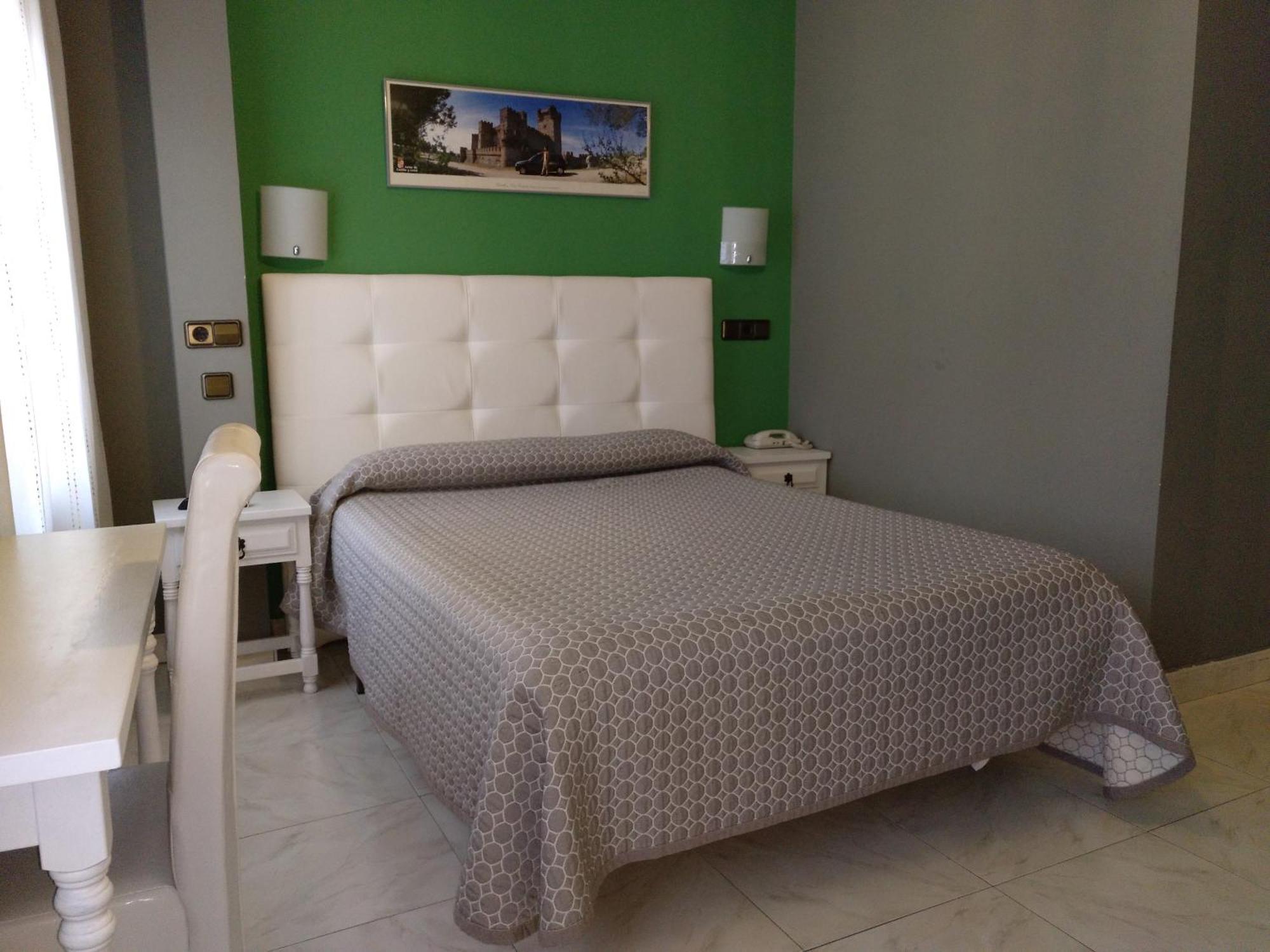סגוביה Hostal Don Jaime II מראה חיצוני תמונה